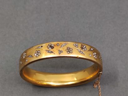 
BRACELET jonc ouvrant serti de perles et...