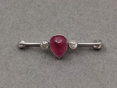 
BROCHE en or gris 750° ornée d'un rubis...