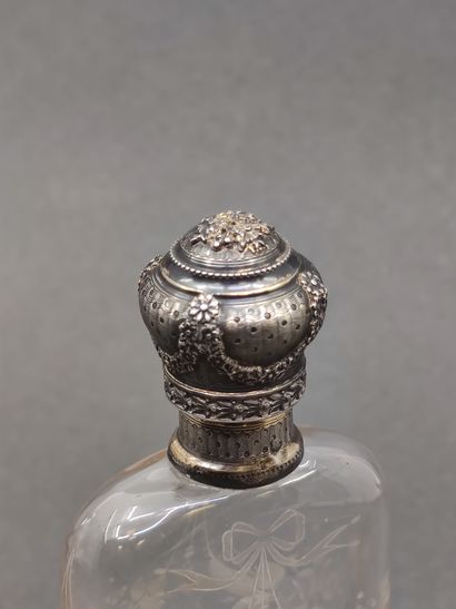 FLASQUE en verre et argent vermeillé à décor...