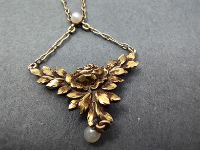 COLLIER en or jaune 750 orné d'un pendentif...