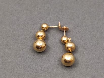 PAIRE de pendants d'oreille en or jaune 750°...