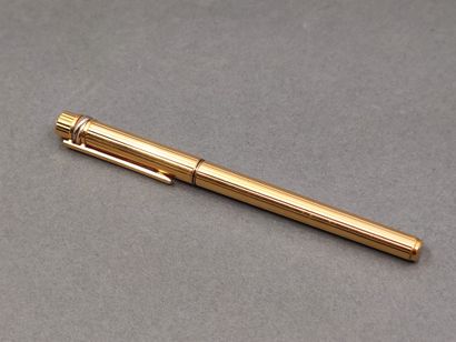 MUST DE CARTIER 

Stylo plume en métal doré...