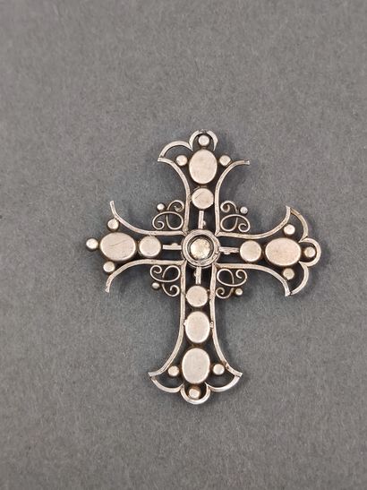 LOT comprenant :

CROIX en métal ornée de...