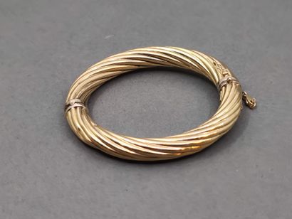 
BRACELET jonc torsadé ouvrant en or jaune...