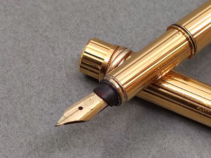 MUST DE CARTIER 

Stylo plume en métal doré...