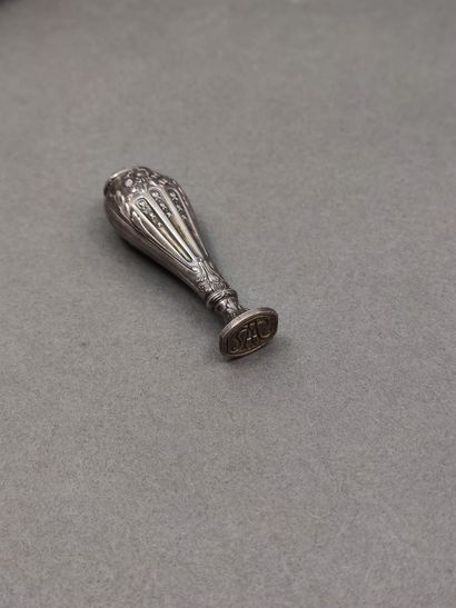 Dans un écrin 

Porte plume en argent ciselé...