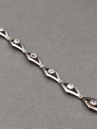 BRACELET en platine orné de huit losanges...