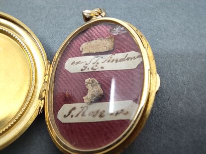 
PENDENTIF porte-souvenir en or jaune 750°...