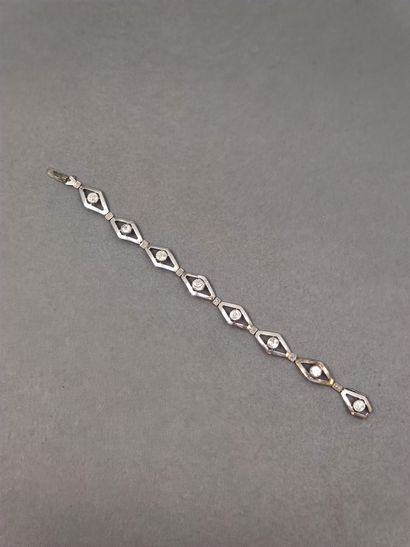 BRACELET en platine orné de huit losanges...