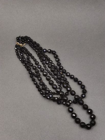 COLLIER quatre rangs de perles de jais facettés...