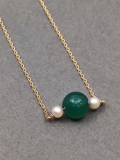COLLIER en or jaune 750 et perle de chrysoprase...