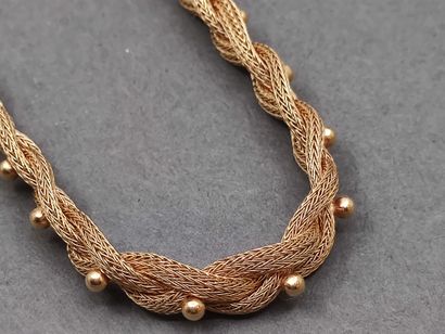 PARURE en or jaune 750° comprenant : 

Collier...