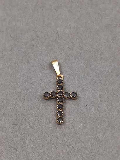 CROIX en or jaune 750° ornée de pierres bleues...