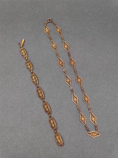 COLLIER en or jaune 750° maille ovale filigrannée...