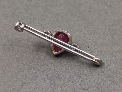 
BROCHE en or gris 750° ornée d'un rubis...