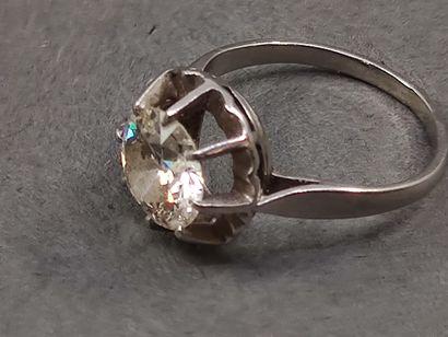 BAGUE en platine ornée d'un diamant taille...