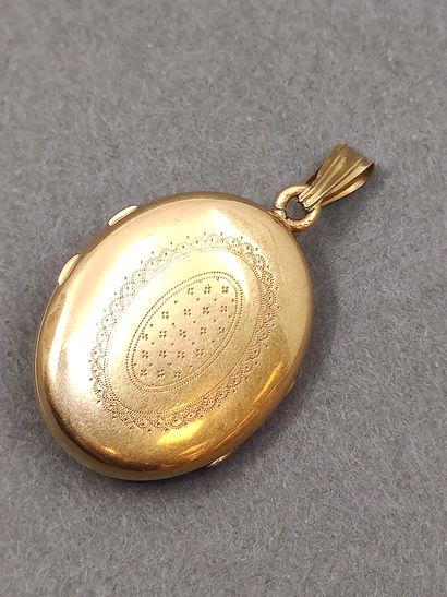 
PENDENTIF porte-souvenir en or jaune 750°...