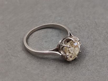 BAGUE en or gris ornée d'un diamant taille...
