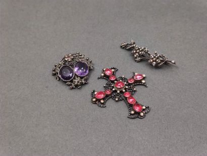 LOT comprenant :

CROIX en métal ornée de...