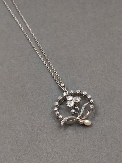 CHAINE en or gris 750° accompagnée d'un pendentif...