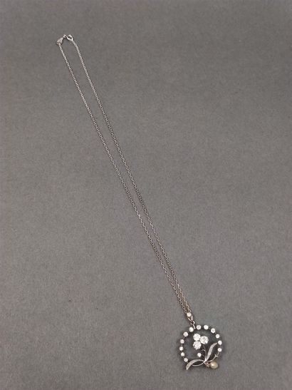 CHAINE en or gris 750° accompagnée d'un pendentif...