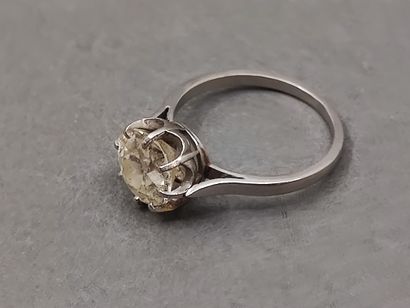 BAGUE en or gris ornée d'un diamant taille...