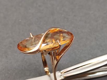 
trois bagues en or jaune 750 ornée de pierres...