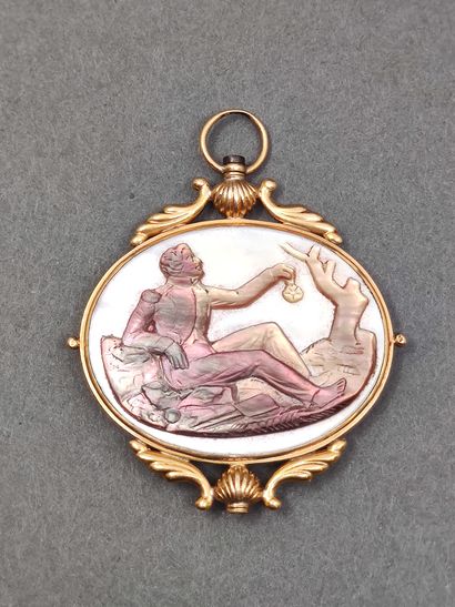 PENDENTIF en or jaune 750° ornée d'une plaque...
