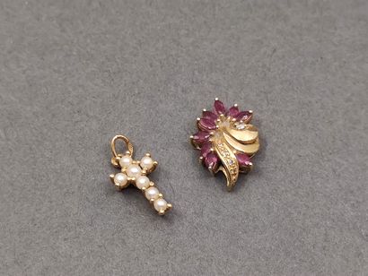 DEUX pendentifs en or jaune 750° :

Croix...