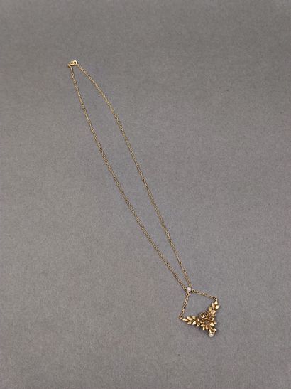 COLLIER en or jaune 750 orné d'un pendentif...
