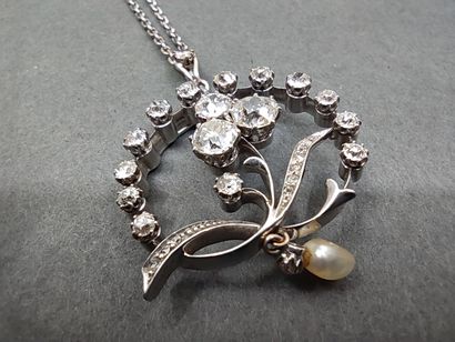 CHAINE en or gris 750° accompagnée d'un pendentif...