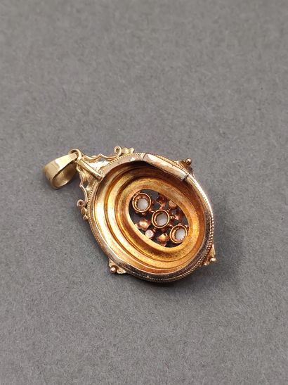 
PENDENTIF en or rose et vert serti de perles...