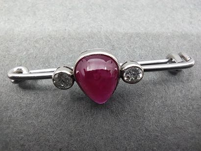 
BROCHE en or gris 750° ornée d'un rubis...
