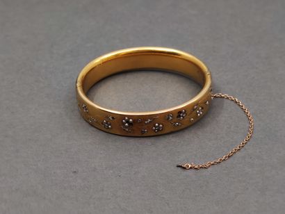 
BRACELET jonc ouvrant serti de perles et...