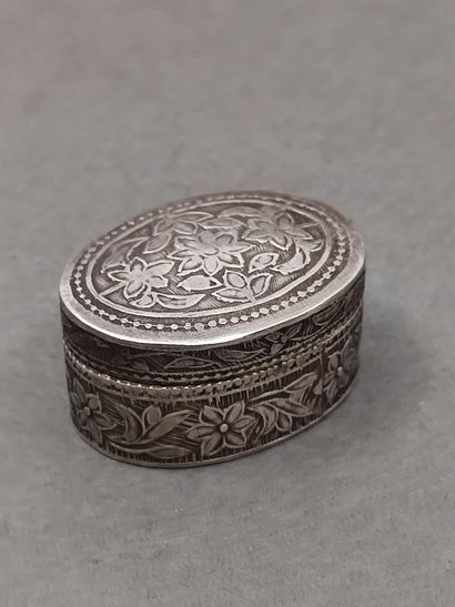 BOITE à pillule en argent repoussé 

Poids...