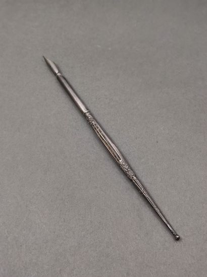 Dans un écrin 

Porte plume en argent ciselé...