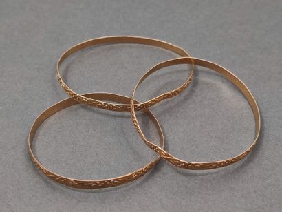 
LOT de trois bracelets jonc en or jaune...