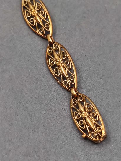 COLLIER en or jaune 750° maille ovale filigrannée...
