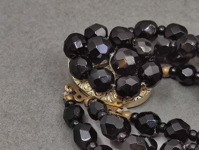 COLLIER quatre rangs de perles de jais facettés...
