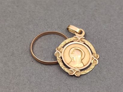 
MEDAILLE de la vierge en or jaune 750 




On...
