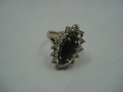 1 Bague Or gris 18kt pierre et brillants...
