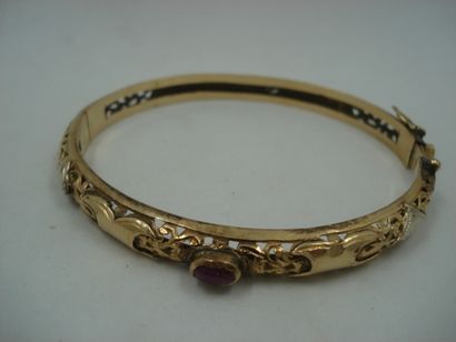 1 Bracelet rigide ouvrant Or 18kt et pierre...