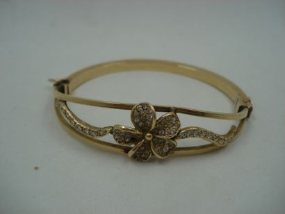 1 Bracelet rigide ouvrant Or 18kt et pierres...