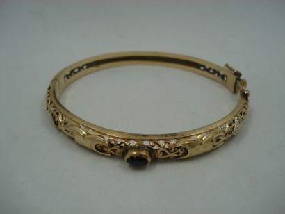 1 Bracelet rigide ouvrant Or 18kt et pierre...