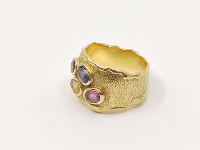 BAGUE en or jaune 750°, pavée de quatre saphirs...