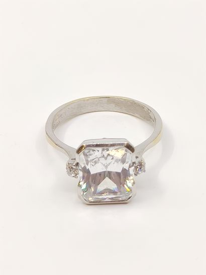 BAGUE en or gris 750°, ornée d'un oxyde de...