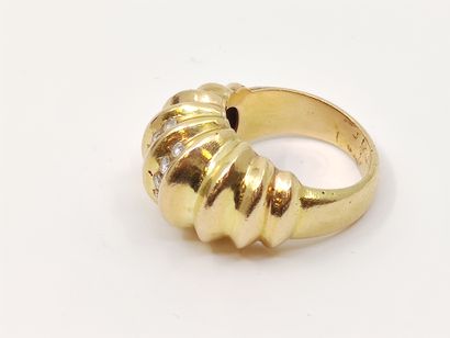BAGUE dôme en or jaune 750 godronné, pavée...