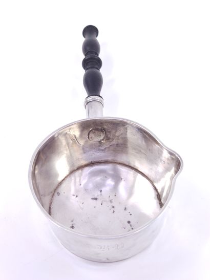 Casserole en argent, manche en bois noirci

1838

Poids...