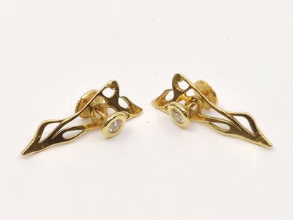 PAIRE de boutons d'oreilles en or jaune 750°...