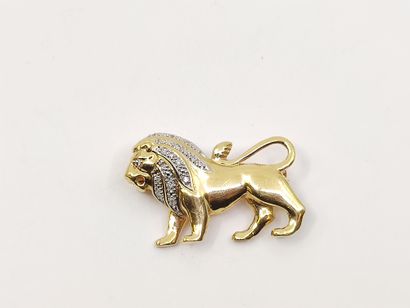 BROCHE en or jaune 750° firant un lion, la...